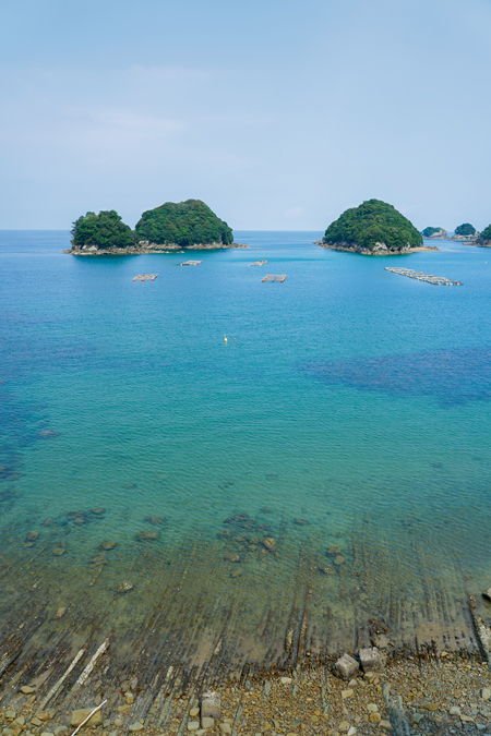 コバルトブルーの海に島や奇岩が浮かぶ水床湾